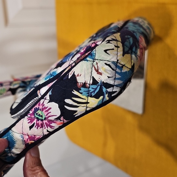 Vera Bradley Iconic RFID Little Hipster In Garden Grove EUC - Picture 8 of 9